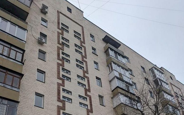 Під час ремонтних робіт в під’їзді багатоповерхівки в Українці, невідомі викрали фурнітуру