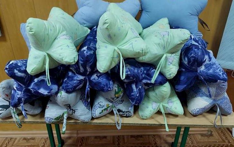 Обухівські школярі продовжують шити подушки пораненим військовим