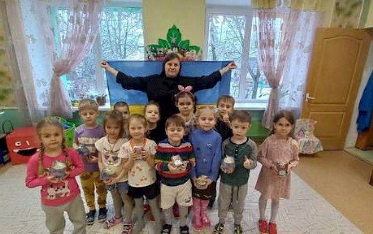 Вихованці обухівського садочку отримали подарунки від військових (відео)