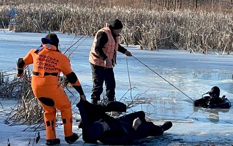 Двоє чоловіків провалились під кригу: один загинув, “фігуриста” з Українки врятували