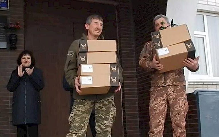 Школярі Обухівщини передали дрони воїнам-землякам