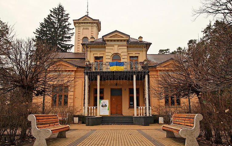 Чудовий зразок “дачної” архітектури біля Києва: що це і де це