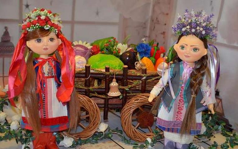 Обухівська лялькарка продає свої витвори і збирає кошти на термінову операцію (фото)