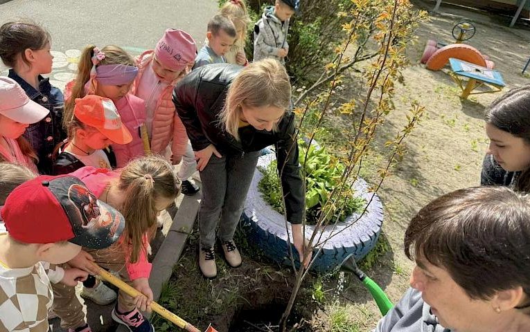 В Обухівському дитсадочку висадили сакури в честь полеглих воїнів