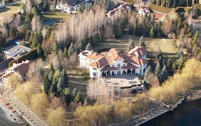 Одіозний Портнов переписав свою віллу в Козині на дітей