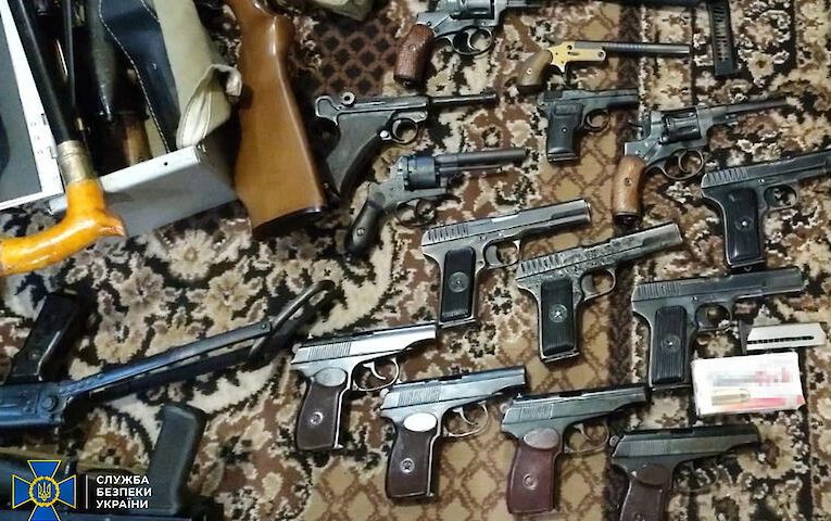 Київщина: СБУ знешкодила банду “чорних зброярів”, які торгували трофейною зброєю