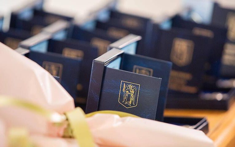 Рідним “Привидів Києва” вручили їх посмертні нагороди