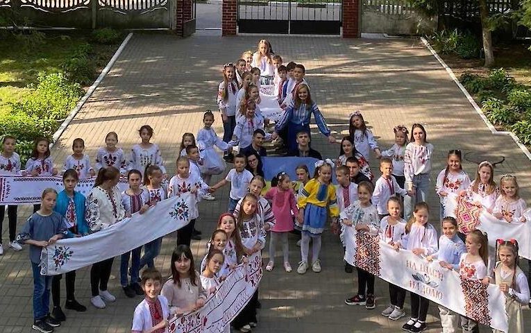 Обухівські школярі долучились до національної руханки у вишиванках