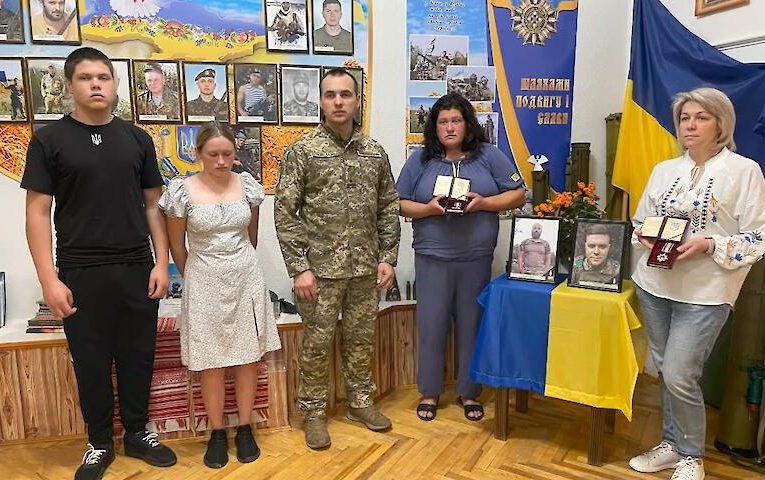 Рідним Героїв Обухова вручили їх посмертні нагороди