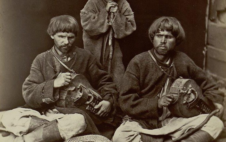 Лірники з хлопчиком-поводирем: пронизлива світлина з Київщини