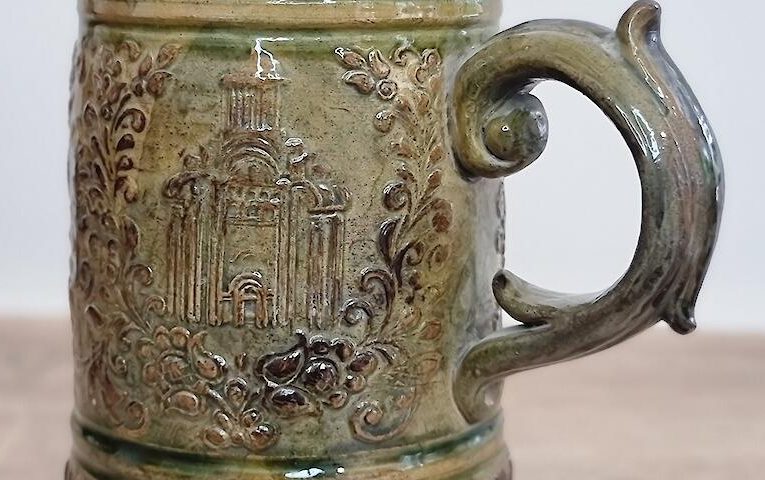 Донька відомого кераміста подарувала його виріб музею у Василькові