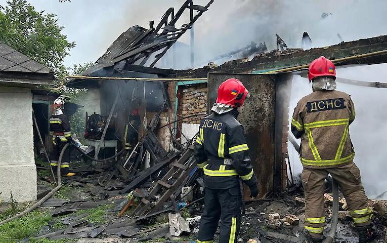 11 рятувальників гасили масштабну пожежу на Обухівщині