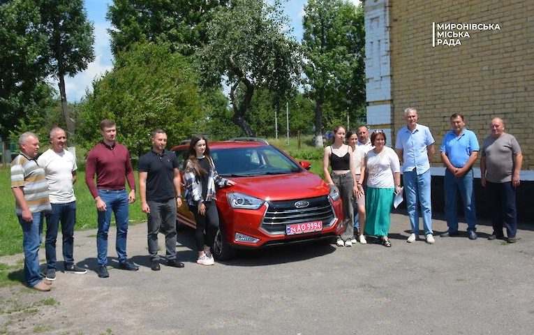 Миронівка отримала від благодійників автомобіль для навчання старшокласників