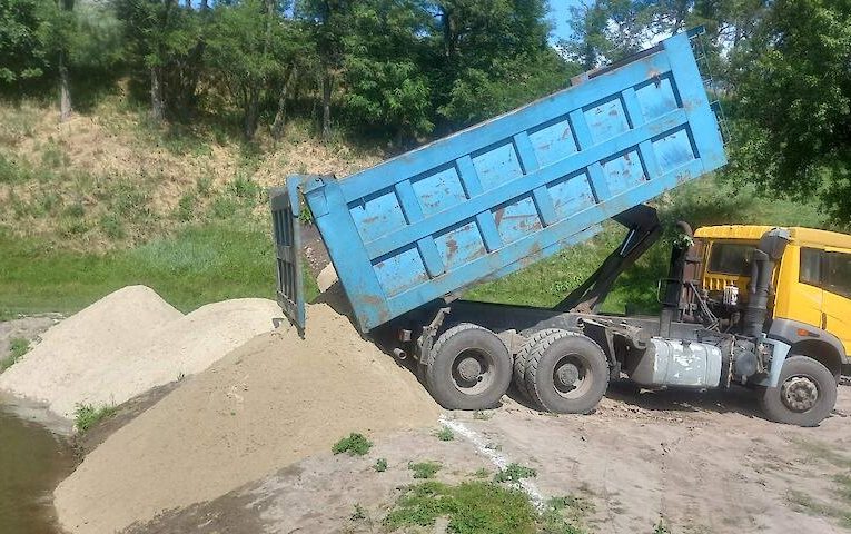 Жителі Красної Слобідки самотужки облаштували пляж