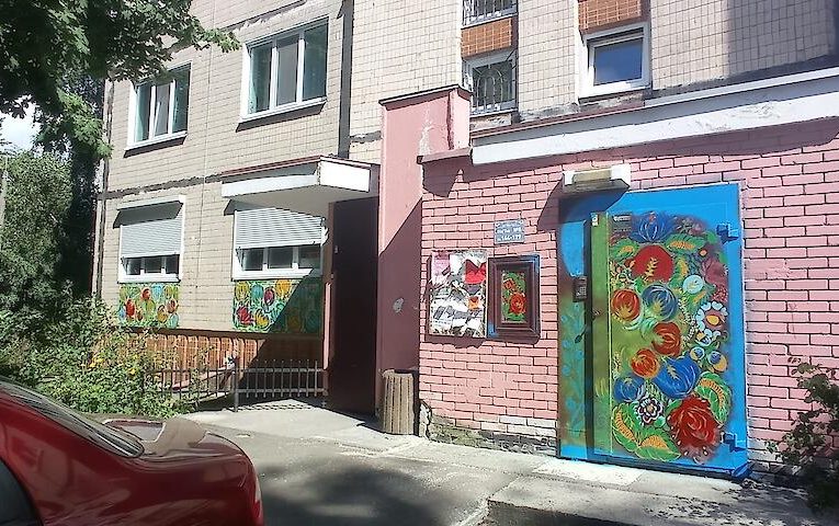 Обухівська художниця прикрашає місто стінописами