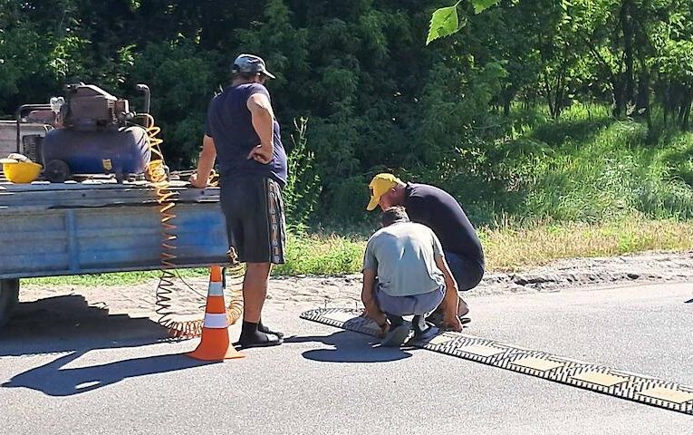 На вулицях Українки встановлюють обмежувачі руху