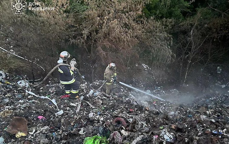 На Обухівщині горіло величезне стихійне сміттєзвалище