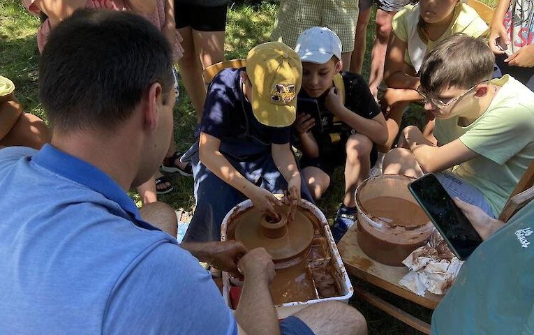 В музеї Козина відбувся велелюдний майстер-клас з гончарства