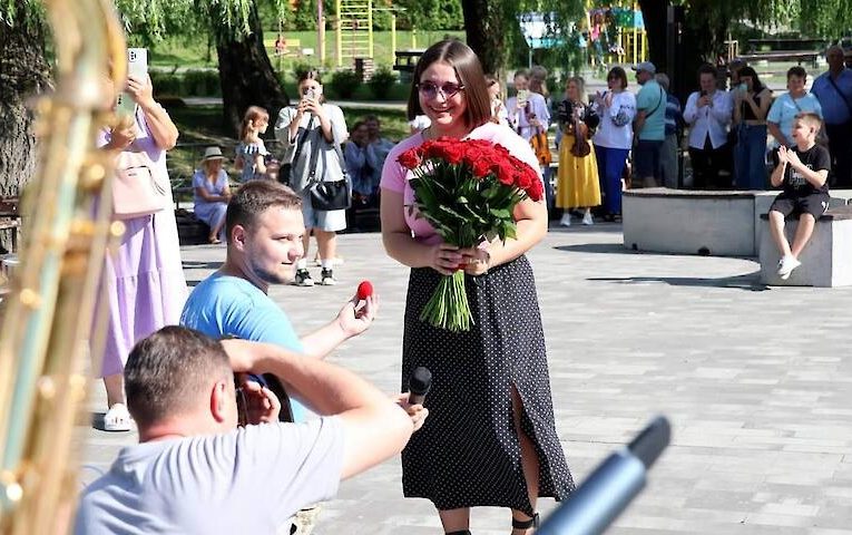 “ТАК!” під звуки оркестру: зворушлива історія освідчення у Василькові
