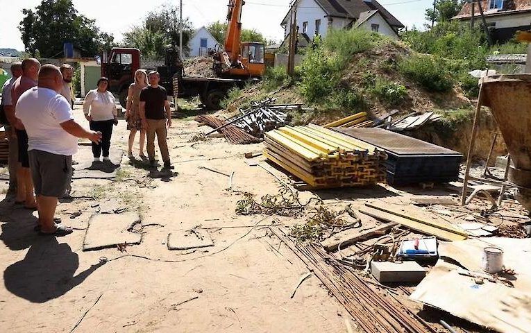 Начальник військової адміністрації проінспектував будівництво укриттів у Василькові