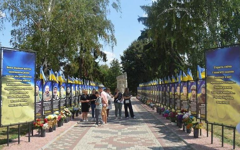 На Алеї Слави Героїв у Кагарлику з’явилися нові банери з портретами земляків