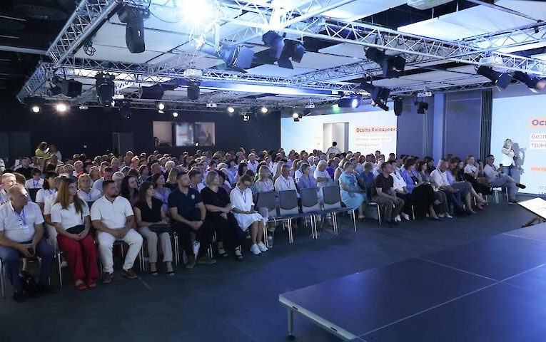 Директорці обухівського ліцею вручили почесну нагороду