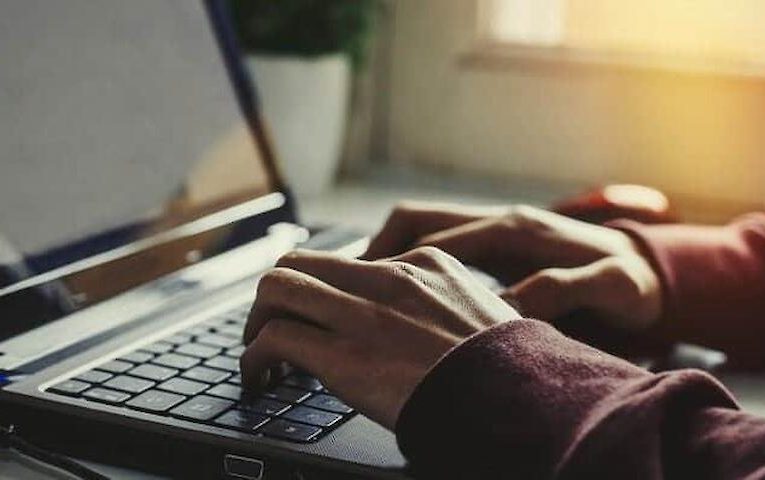 Як стать, етнічна приналежність та освіта впливають на здатність знайти роботу за інтересами?