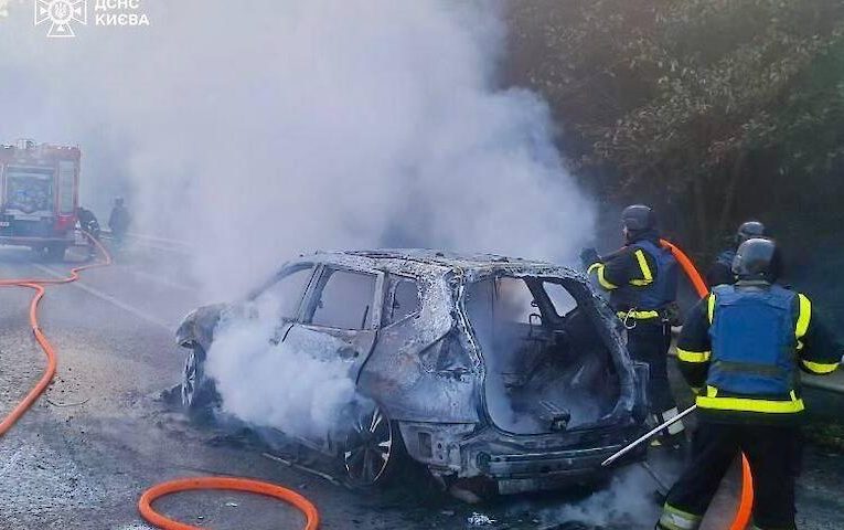 На Обухівському шосе від уламків дрона постраждав водій, пожежа знищила авто