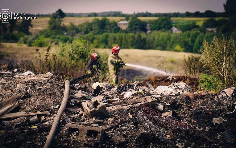 На Обухівщині триває ліквідація пожеж, спричинених російськими обстрілами