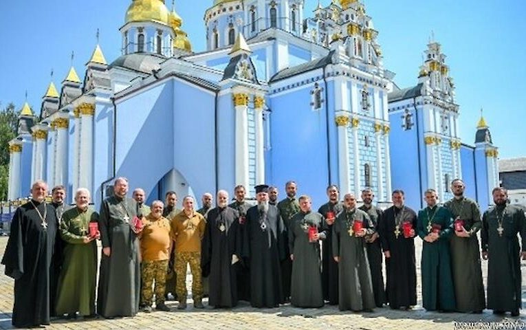 Дві церкви, два світи: підтримки забагато не буває