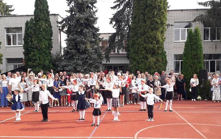 Замість квітів – допомога ЗСУ: в Обухівському ліцеї зібрали 25 тисяч на дрони