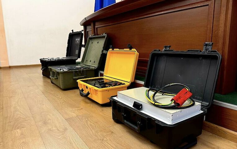 Підготовка до зими: в Обухові презентували портативні зарядні станції