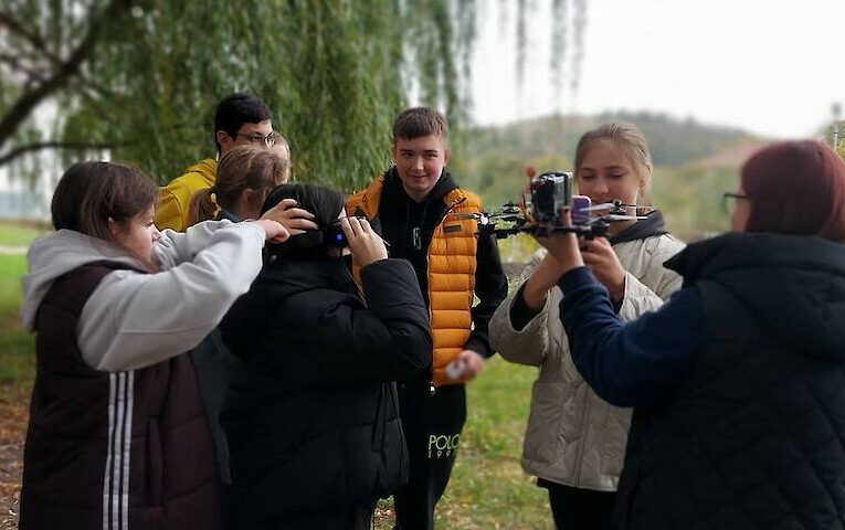 Школярів Обухівщини навчали керувати дронами