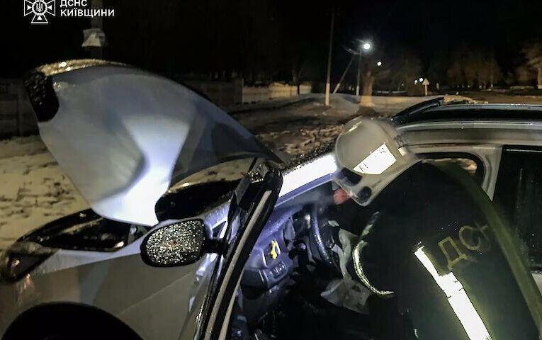 Сім рятувальників гасили автомобіль в селі неподалік Обухова