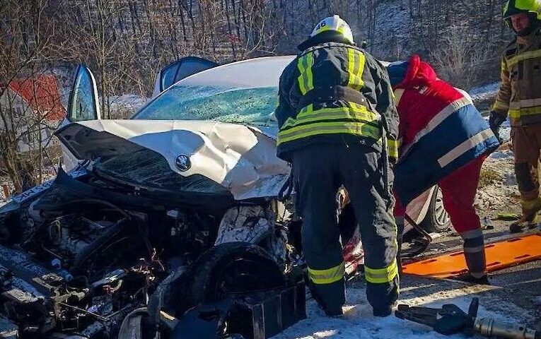 Під час аварії неподалік Обухова надзвичайники деблокували водія з понівеченої автівки