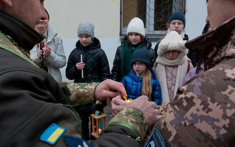 Васильківські пластуни передали Вифлеємський вогонь “Привидам Києва”