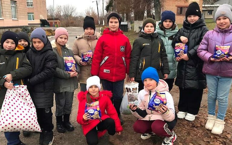 Джури рою «Супер-герої» передали гостинці Кагарлицькому притулку для тварин