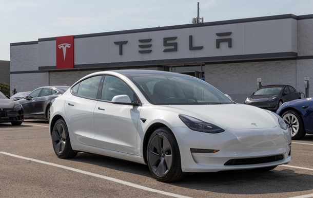 Акції Tesla впали на 40% з кінця 2024 року
