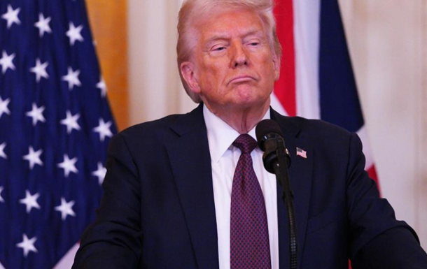 Трамп зупинив всю військову допомогу Україні – Bloomberg