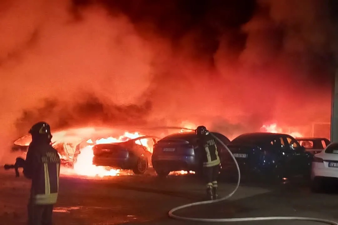 Новини світу - В Римі спалахнув автосалон Tesla: постраждали 17 машин