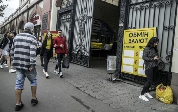 Гривня дешевшає в обмінниках на початку тижня
