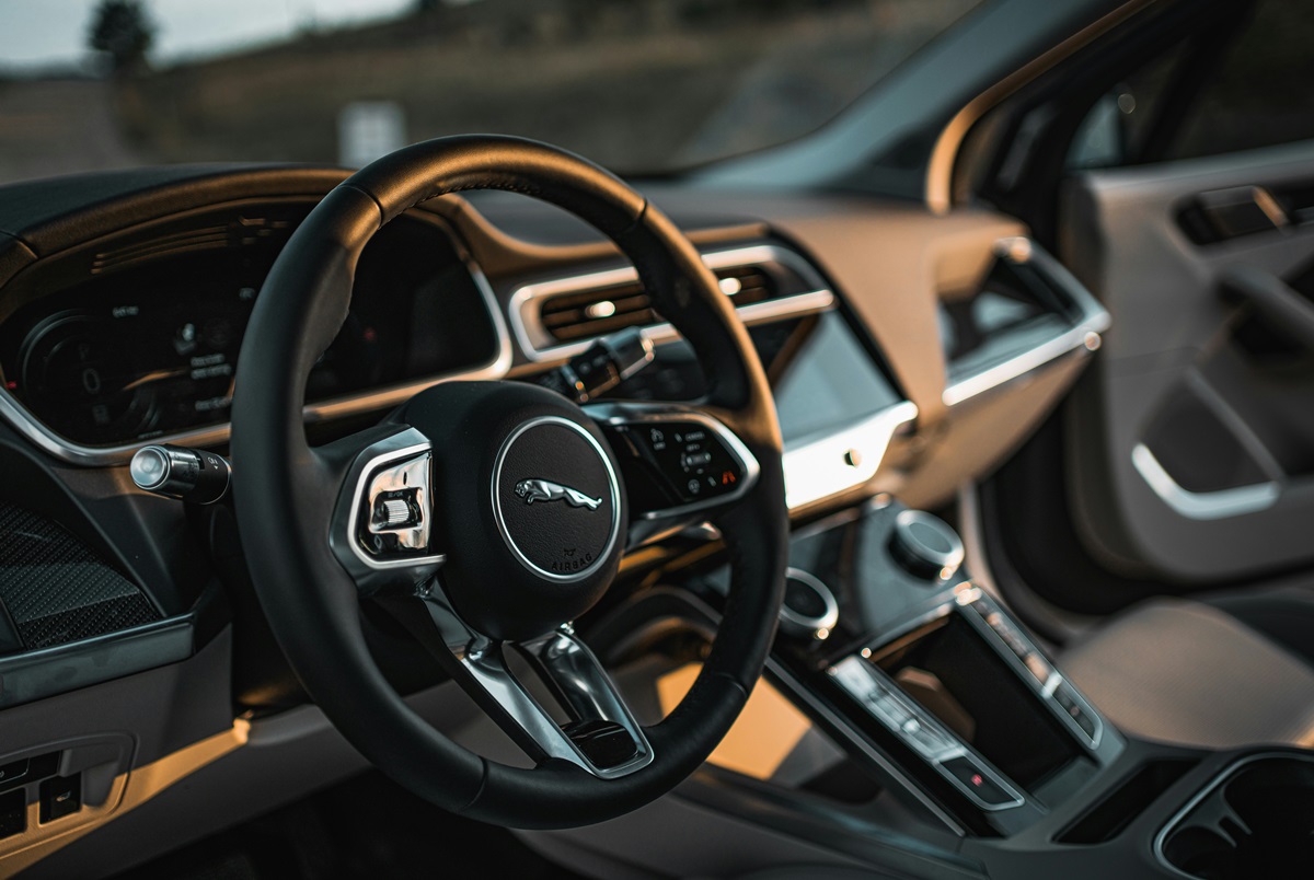 Новини бізнесу - Jaguar Land Rover призупиняє експорт у США через мита Трампа