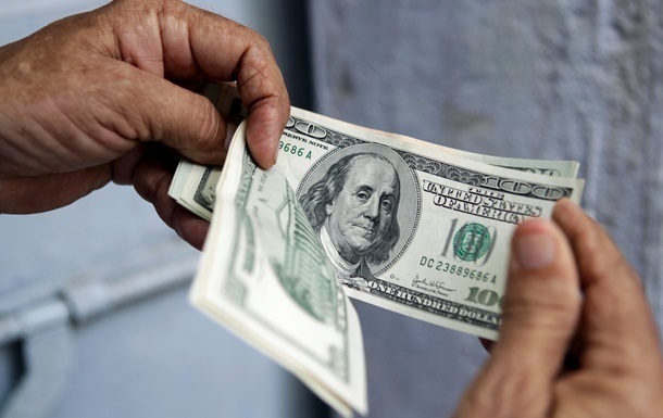 Курс долара падає до світових валют через недовіру до США