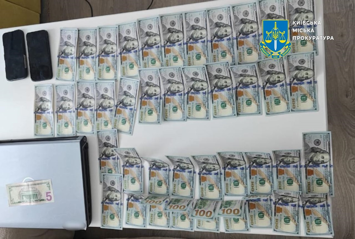 Новини України - На Київщині троє спільників купували телефони Apple за фальшиві долари