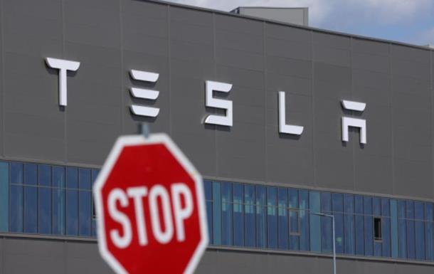 Новини бізнесу - Продажі авто Tesla впали до трічного мінімуму
