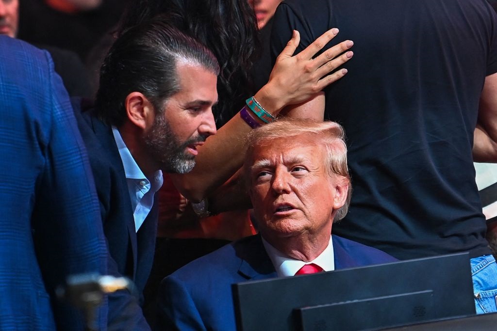 Новини світу - Син Трампа відвідає Румунію перед виборами президента - ЗМІ