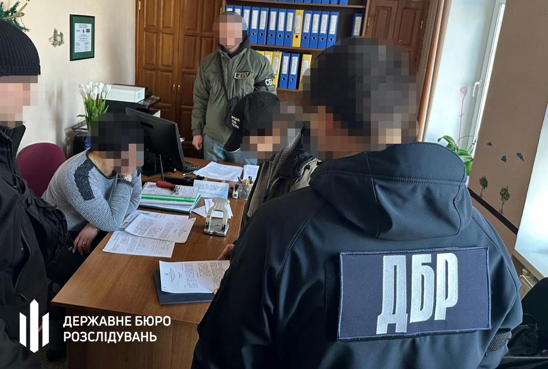 Новини України - Судитимуть суддю з Житомирщини, яка передала своєму батькові закриті дані