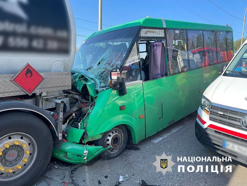 Новини Києва - У Києві маршрутка в'їхала у вантажівку, п’ятеро постраждалих