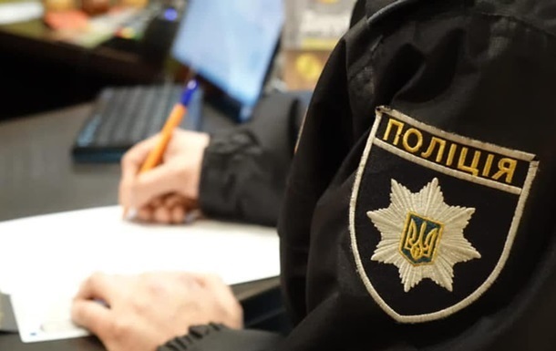 У Миколаєві кросовер вʼїхав у зупинку, є постраждала