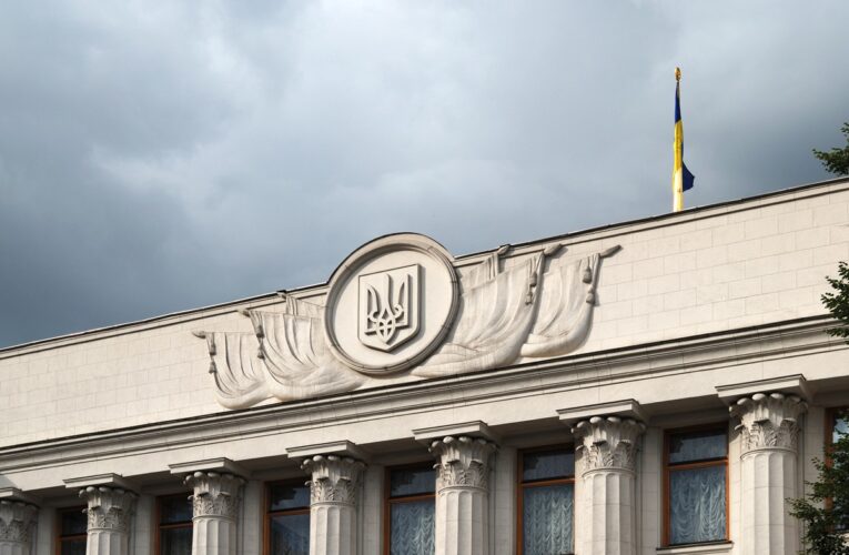 У Раді пропонують дозволити військові контракти 60+